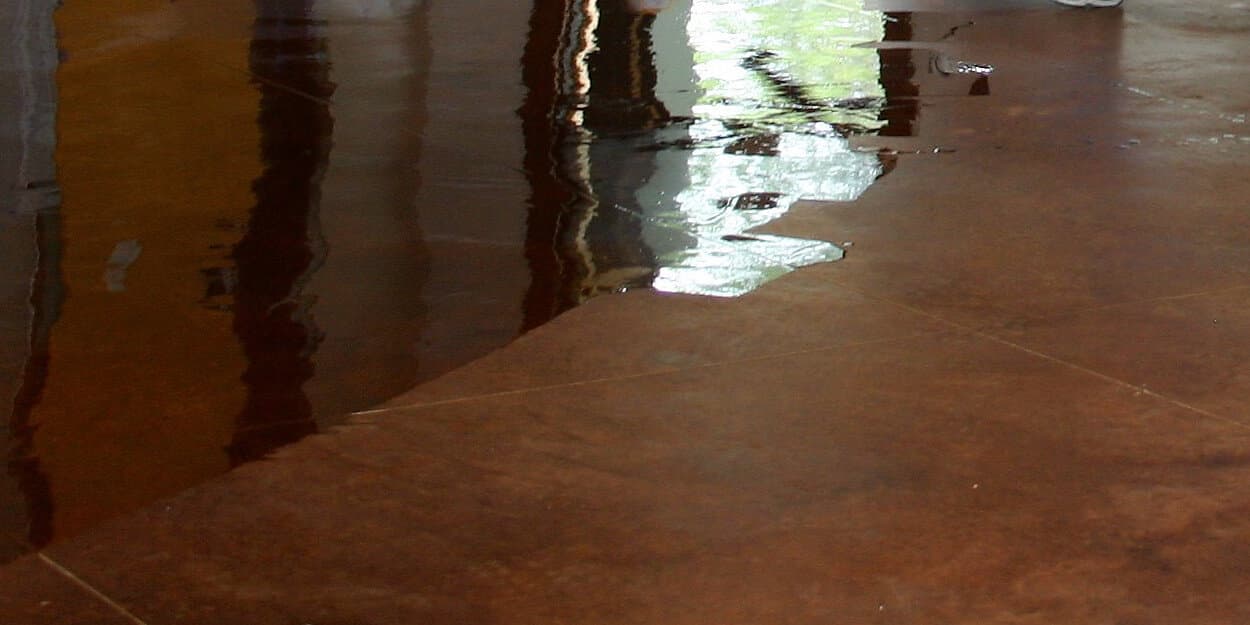Applying solvent base concrete sealer